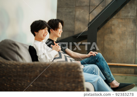 一對住在設計師物業的年輕夫婦 92383278