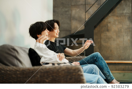 一對住在設計師物業的年輕夫婦 92383279