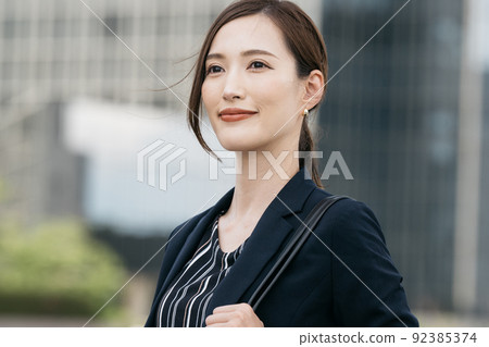 走的女商人戶外 92385374