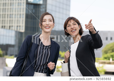 走在辦公區的兩名女商人 走在辦公區的兩名女商人 92385692