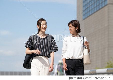 走在藍天下的兩個女商人 走在藍天下的兩個女商人 92385806