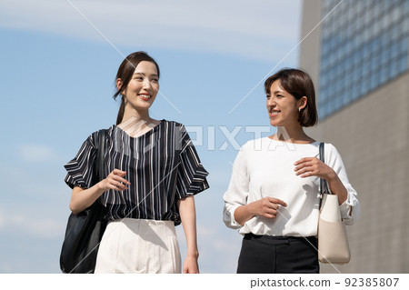 走在藍天下的兩個女商人 走在藍天下的兩個女商人 92385807