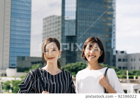 走在女商人辦公區的兩名婦女 走在女商人辦公區的兩名婦女 92386022
