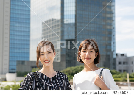 走在女商人辦公區的兩名婦女 92386023