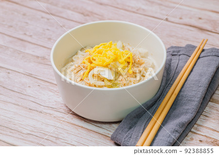夏季韓國料理 Chogye Noodles with Dongchimi 和 Egg 92388855
