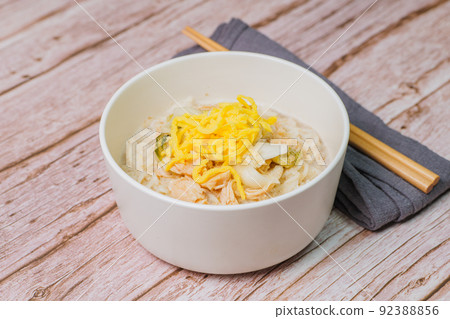 夏季韓國料理 Chogye Noodles with Dongchimi 和 Egg 92388856