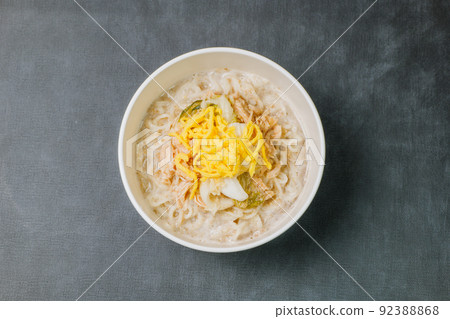 夏季韓國料理 Chogye Noodles with Dongchimi 和 Egg 92388868