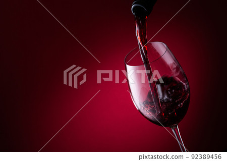 倒紅酒 92389456
