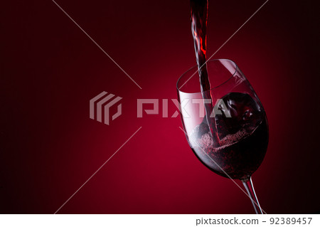 倒紅酒 92389457