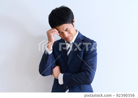 男士時尚西裝的年輕商人 男士時尚西裝的年輕商人 92390356