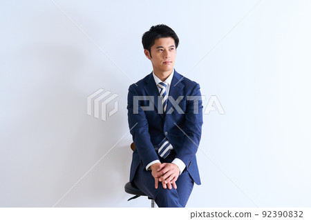 男士時尚西裝的年輕商人 92390832