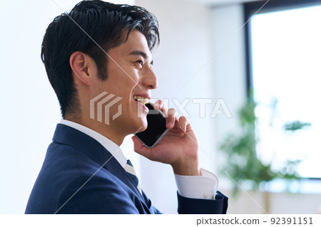 男士時尚西裝的年輕商人 92391151