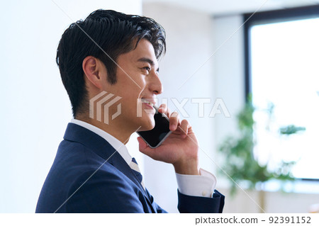 男士時尚西裝的年輕商人 92391152