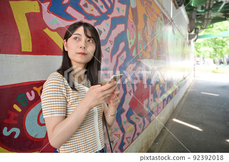一個女人站在地下通道的入口處 一個女人站在地下通道的入口處 92392018