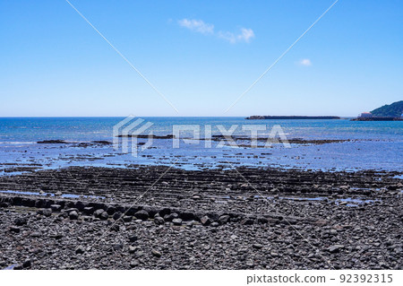 陽光明媚的日南海岸的青島附近的妖洗岩（宮崎縣宮崎市） 92392315