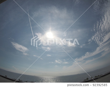 用魚眼鏡頭看到的天空和大海 用魚眼鏡頭看到的天空和大海 92392585