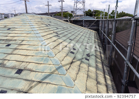 用於翻新 25 年曆史獨戶住宅褪色和骯髒屋頂的腳手架 用於翻新 25 年曆史獨戶住宅褪色和骯髒屋頂的腳手架 92394757