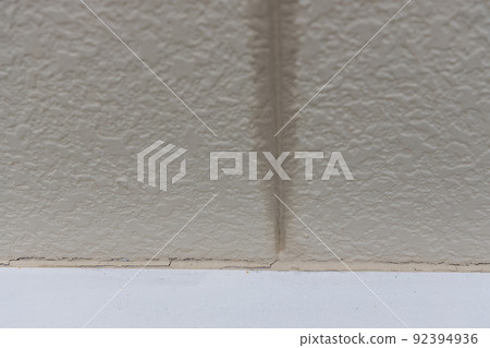 25-year-old single-family wall (crack) 92394936