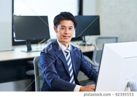 穿西裝的年輕商人 92395553
