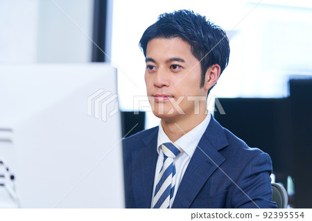 穿西裝的年輕商人 92395554