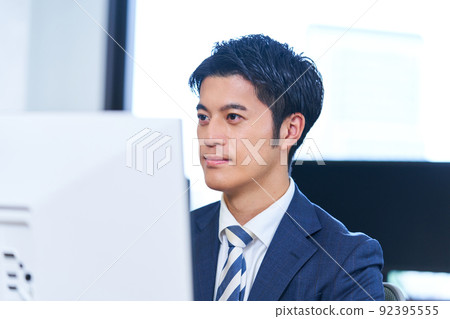 穿西裝的年輕商人 穿西裝的年輕商人 92395555