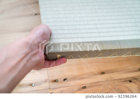 一張榻榻米抬起的照片。榻榻米維修圖。 一張榻榻米抬起的照片。榻榻米維修圖。 92396264