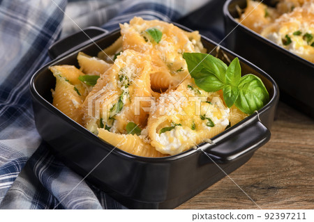 Pasta  conchiglioni stuffed with spinach, ricotta and parmesan baked 92397211