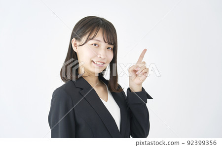 指向白色背景右側的女商人 92399356