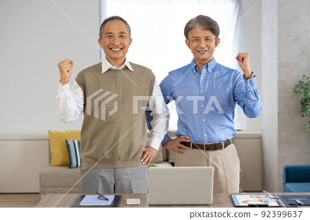 兩位老人膽子大，在客廳裡擺姿勢 92399637