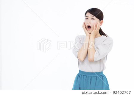 一個三十多歲的女人，臉色蒼白 92402707