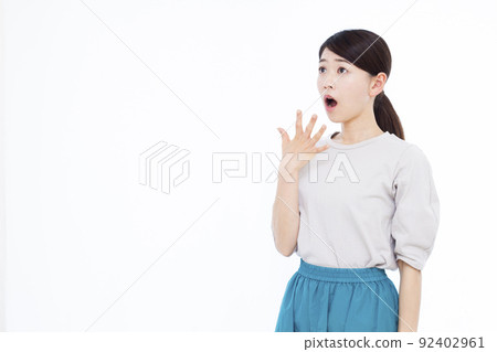 A woman in her thirties who is surprised 92402961