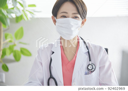 女醫生戴口罩面試 92402969