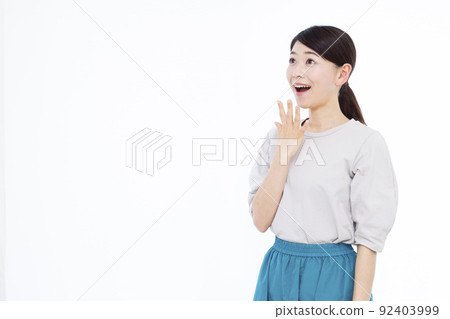 笑著驚訝的三十多歲的女人 笑著驚訝的三十多歲的女人 92403999