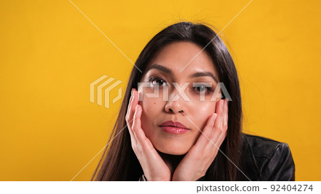 Young woman with a pretty face poses for the camera 92404274