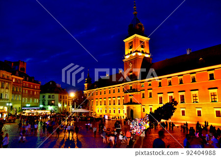 Night view of the Royal Castle Square in Warsaw Old Town, Poland 92404988
