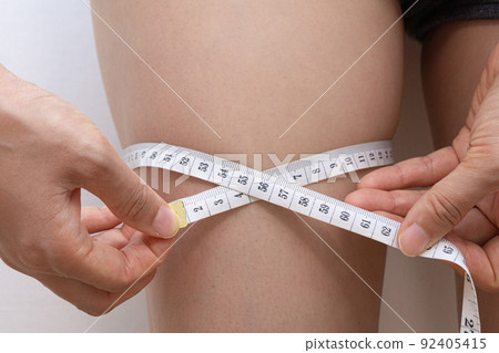 Measure the circumference of a body part with a tape measure Measure the circumference of a body part with a tape measure 92405415