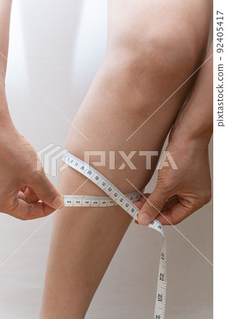 Measure the circumference of a body part with a tape measure Measure the circumference of a body part with a tape measure 92405417
