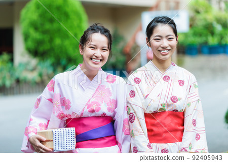 A woman and a friend in a yukata enjoying a hot spring trip 92405943