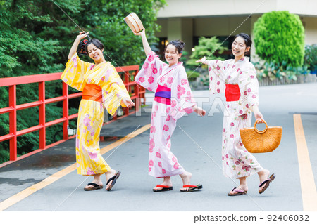 A woman and a friend in a yukata enjoying a hot spring trip 92406032