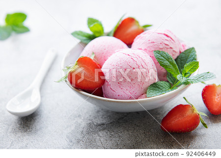 Homemade strawberry ice cream with fresh strawberries Homemade strawberry ice cream with fresh strawberries 92406449