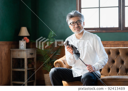 擦他的愛好高爾夫球桿的老人 擦他的愛好高爾夫球桿的老人 92413489