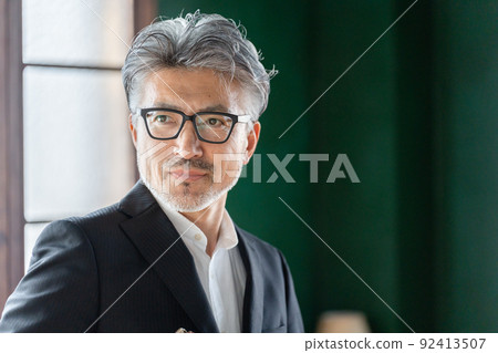 戴眼鏡的老人 92413507