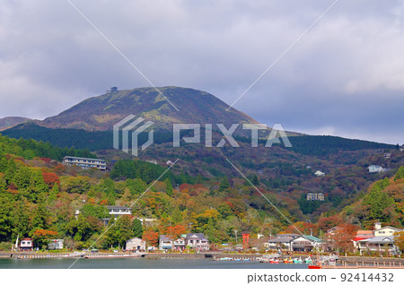 Autumn leaves of Lake Ashi, Hakone 92414432