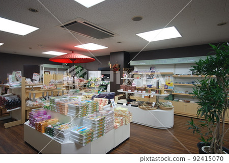 Image of a small hot spring inn shop 92415070