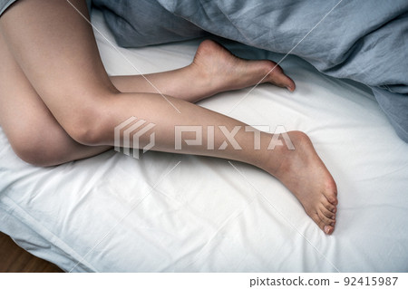 睡在床上的女人的光腳 睡在床上的女人的光腳 92415987