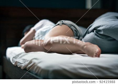 側身睡在床上的女人 92415988