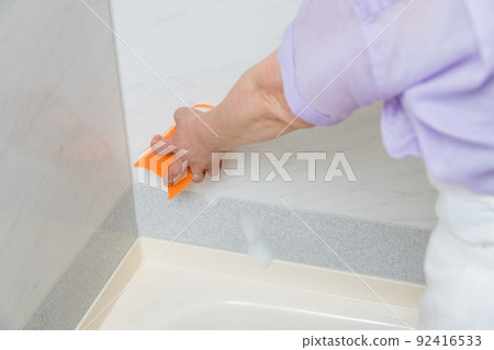 [中間家庭主婦用泡泡清洗浴缸] 92416533