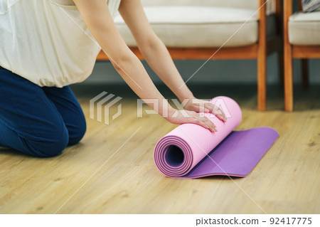 穿著瑜伽墊的女人 穿著瑜伽墊的女人 92417775