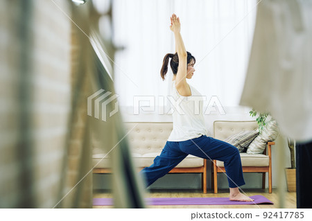 一個在家做瑜伽的女人 一個在家做瑜伽的女人 92417785