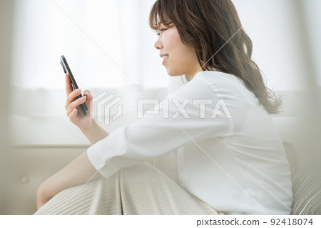 在家觀看智能手機的婦女 92418074